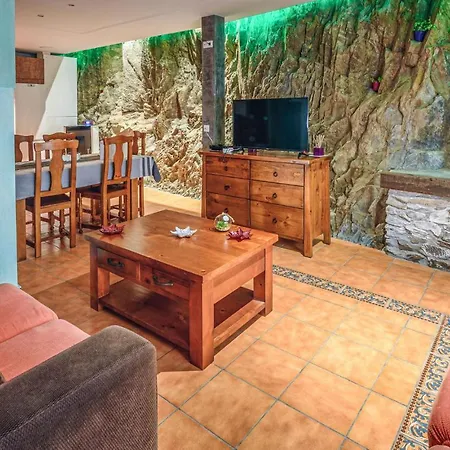 2 Bedroom In * La Omanuela